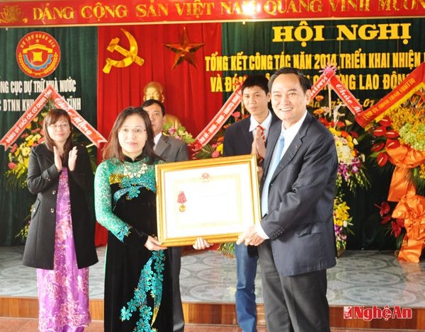 Đồng chí Nguyễn Hữu Chí – Thứ trưởng Bộ Tài Chính  trao tặng  Huân chương Lao động Hạng Nhất cho Cục Dự trữ Nhà nước khu vực Nghệ Tĩnh.