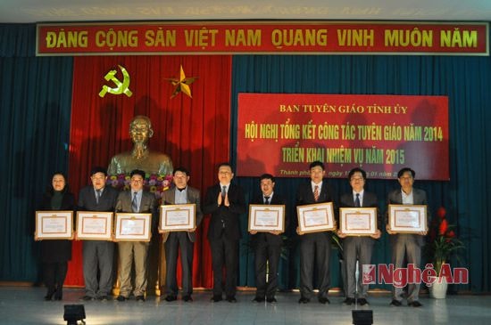 Đồng chí Lê Quang Huy -Phó Bí Thư Tỉnh ủy trao giấy khen cho 8 tập thể Ban Tuyên giáo xuất sắc tiêu biểu