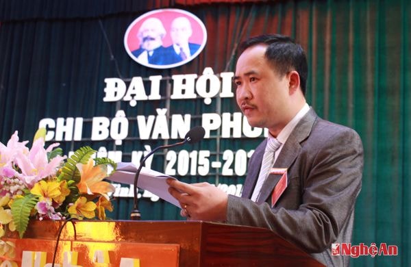 Đồng chí Đậu Văn Thành - Bí thư chi bộ báo cáo tại đại hội
