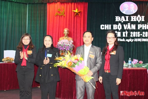Đồng chí Ban biên tập tặng hoa BCH Chi bộ nhiệm kỳ 2015 - 2017