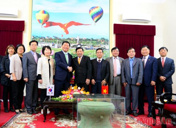Chụp ảnh lưu niệm với đoàn công tác