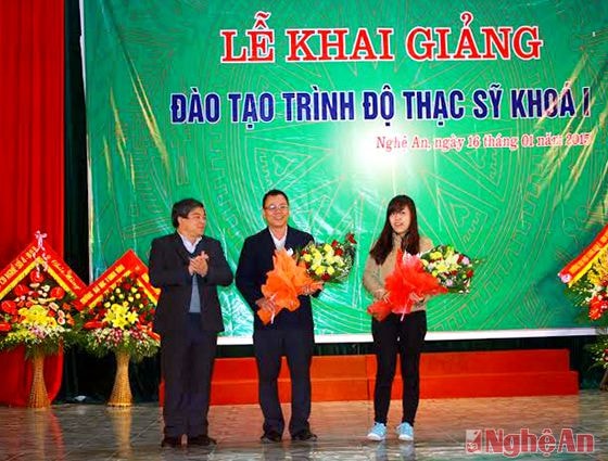 Tặng hoa cho 2 học viên có kết quả thi cao nhất