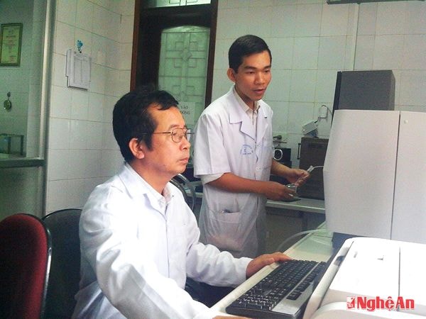 Dược sỹ Đinh Văn Thành kiểm tra thí nghiệm trên máy.