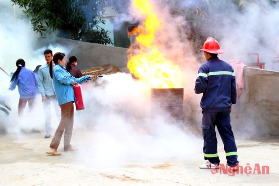 CBCNV cửa hàng cùng tham gia chữa cháy