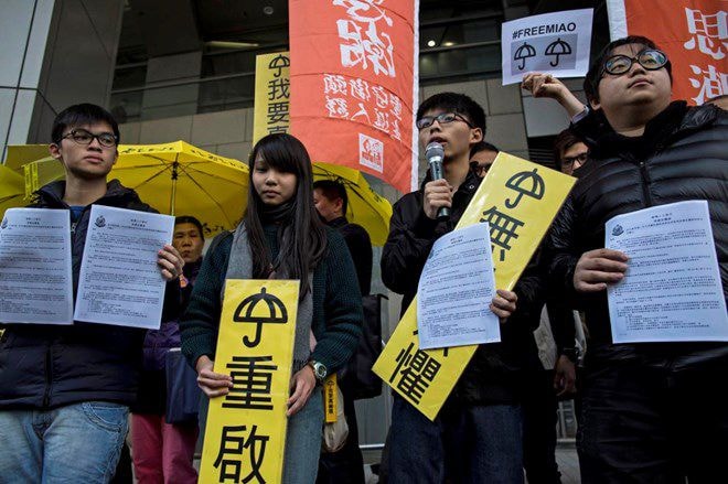 Joshua Wong cùng các cộng sự phát biểu trước trụ sở cảnh sát Hong Kong hôm 16/1 (Nguồn: Reuters)