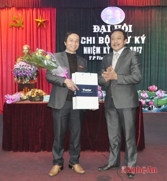 Đồng chí Nguyễn Đình Sâm - Bí thư Chi bộ Thư ký nhiệm kỳ mới 2015 - 2017 tặng hoa cho đồng chí cựu Bí thư Chi bộ Thư ký nhiệm kỳ 2012 - 2015 Trần Văn Hùng