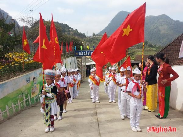 Các em học sinh náo nức tham gia lễ đón nhận 