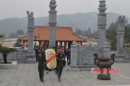 Đoàn công tác của Tỉnh ủy Bắc Giang dâng hoa tại Khu Đền thờ tưởng niệm các anh hùng liệt sĩ Truông Bồn