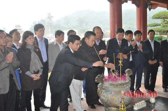 Đồng chí Trần Sỹ Thanh - Bí thư Tỉnh ủy Bắc Giang và đồng chí Nguyễn Hữu Lâm dâng hương tưởng niệm 13 liệt sĩ tại Khu mộ