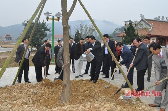 Đồng chí Trưởng đoàn công tác Tỉnh ủy Bắc Giang và các thành viên trồng cây lưu niệm tại Khuôn viên di tích Truông Bồn