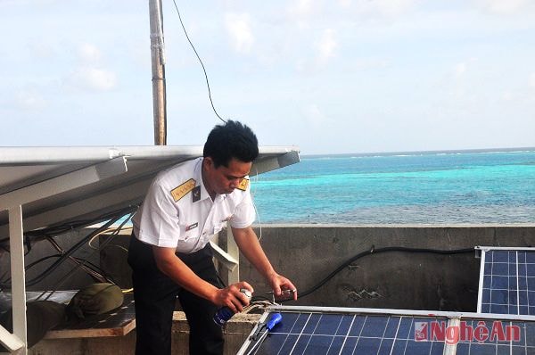 Sửa tấm phin mặt trời để cung cấp cho đảo Tiên nữ