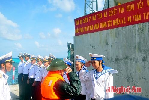 Cán bộ chiến sỹ đảo Tiên nữ đón lãnh đạo đoàn công tác