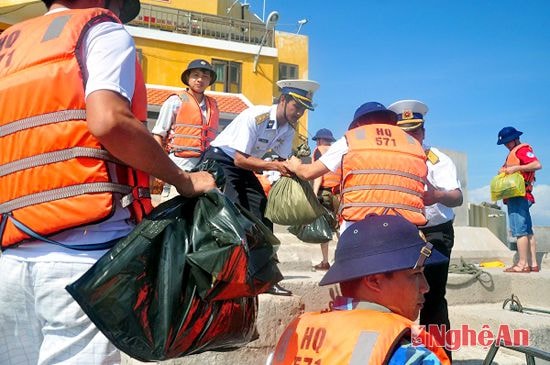 Chuyển quả Tết lên đảo