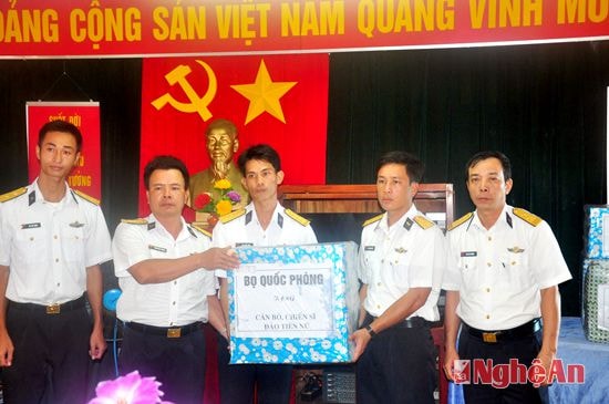 Lãnh đạo đoàn công tác tặng quà đảo Tiên nữ