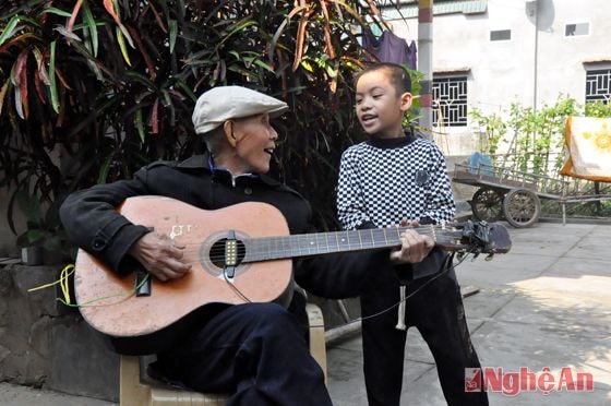Nghệ nhân Lê Xuân Hiếu và cháu nội.