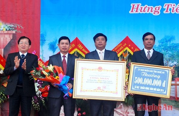  Xã Hưng Tiến đón nhận bằng công nhận đạt chuẩn quốc gia về NTM