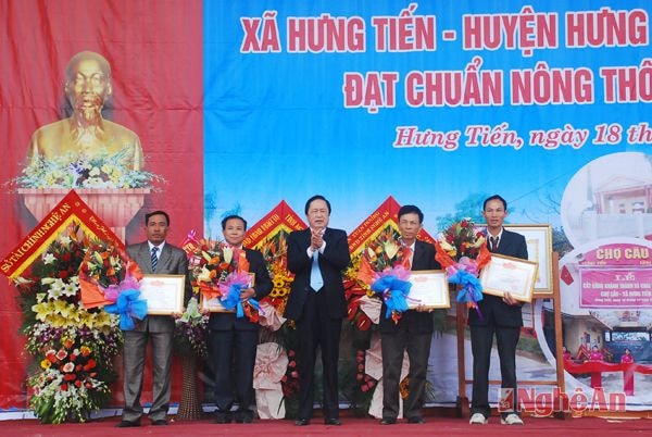 Huyện Hưng Nguyên trao tặng giấy khen cho 2 tập thể, 2 cá nhân