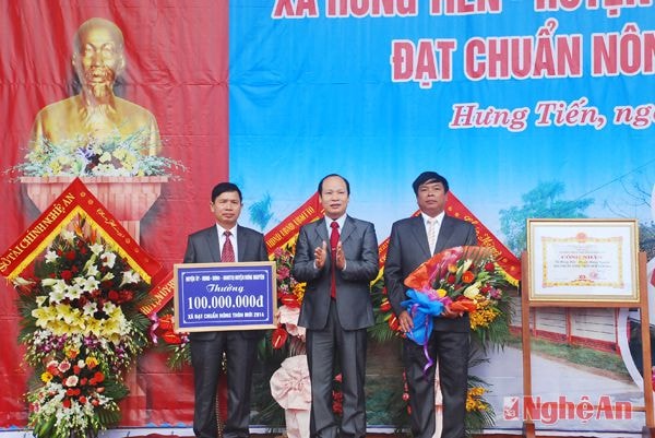  Huyện Hưng Nguyên trao tặng 100 trệu đồng cho xã Hưng Tiến