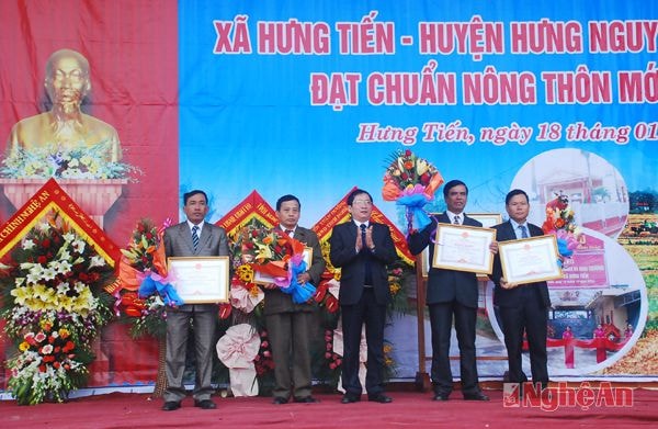Đồng chí Đinh Viết Hồng-Phó chủ tịch UBND tỉnh trao bằng khen cho 4 tập thể, 4 cá nhân