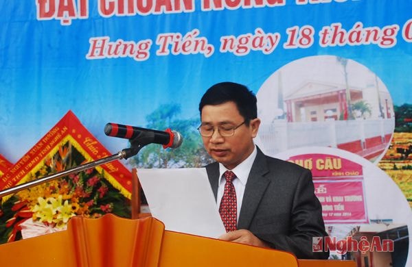 Ông Trần Văn Hạnh-Chủ tịch UBND xã Hưng Tiến đọc báo cáo tổng kết nông thôn mới