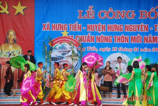 Tiết mục văn nghệ chào mừng lế đón nhận đạt chuẩn NTM