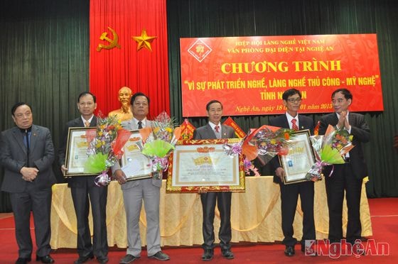 Đồng chí Hoàng Viết Đường trao danh hiệu Làng nghề tiêu biểu Việt Nam năm 2014 cho Làng nghề đóng tàu thuyền Trung Kiên; và danh hiệu nghệ nhân tiêu biểu cho 3 cá nhân