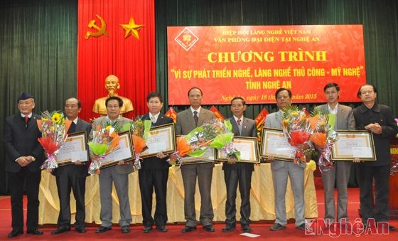 Trao bằng khen cho 7 cá nhân có thành tích tiêu biểu trong phát triển nghề và làng nghề