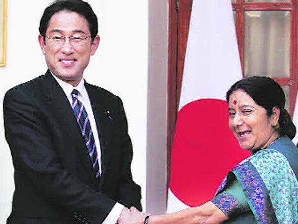 Ngoại trưởng Nhật Bản Fumio Kishida và người đồng cấp Ấn Độ Sushma Swaraj. (Nguồn: indianexpress.com)