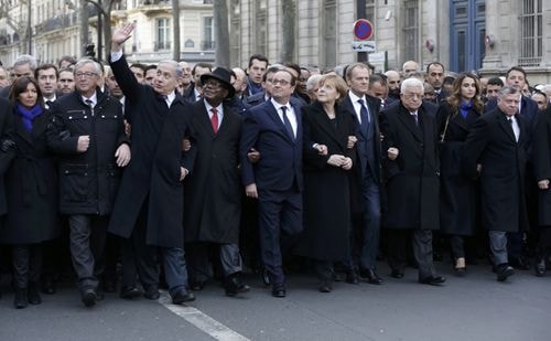 Tổng thống Pháp Francois Hollande và lãnh đạo 44 nước khác tham dự tuần hành tại Paris. 