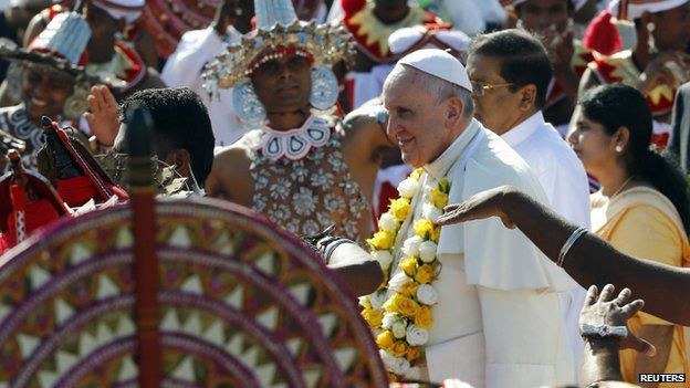 Giáo hoàng Francis được chào đón ở Thủ đô Colombo của Sri Lanka. Ảnh Reuters