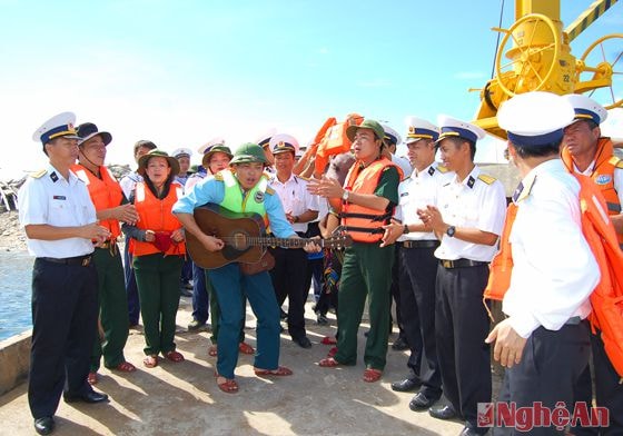 Hòa chung nhịp hát trên đảo Nam Yết. Ảnh: trần hải 