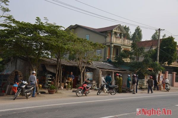 Sau lễ ra quân hưởng ứng năm an toàn giao thông, huyện Nam Đàn chỉ đạo các xã đi vận động, ký cam kết người dân không vi phạm hành lang an toàn giao thông và đề nghị tự giác tháo gỡ trước khi lực lượng chức năng đồng loạt cưỡng chế.