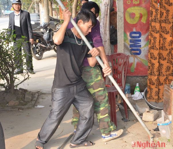 Một chủ hộ kinh doanh điện thoại di động tháo mái tôn dựng trái phép.