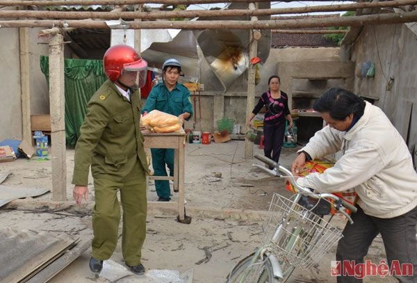 Một trong những bí quyết để huyện Nam Đàn bước đầu thực hiện có hiệu quả việc giải tỏa vi phạm hành lang an toàn giao thông là sự vào cuộc đồng bộ của các cơ quan chức năng gồm UBND huyện, các lực lượng của xã, công an huyện... cùng đồng loạt vào cuộc để tuyên truyền, vận động người dân. Sau thời gian cam kết nếu hộ dân nào không chấp hành sẽ bị cưỡng chế.