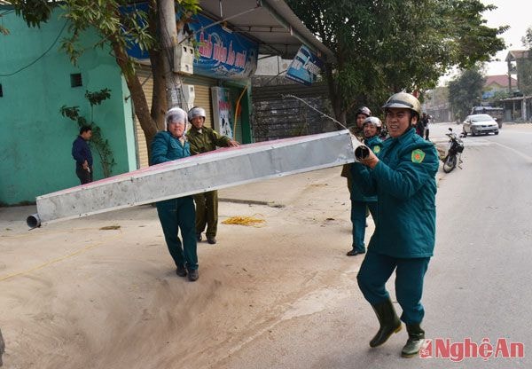 Sáng 19/1, lực lượng chức năng huyện Nam Đàn thu giữ một số biển quảng cáo trái phép của các hộ kinh doanh vi phạm không tự giác tháo dỡ. 