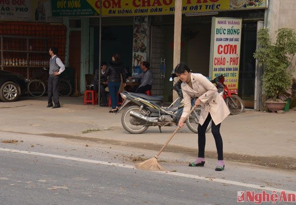 Bên cạnh sự vào cuộc của lực lượng chức năng thì người dân huyện Nam Đàn cũng nâng cao ý thức trong việc đảm bảo an toàn giao thông trên các tuyến quốc lộ, tỉnh lộ. Trong ảnh, người dân xóm Mậu 2, xã Kim Liên quét dọn đất đá rơi vãi trên đường.