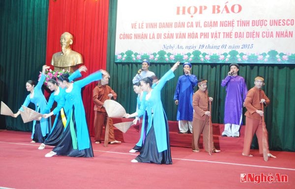 Một tiết mục của Trung tâm bảo tồn di sản dân ca xứ Nghệ tại buổi họp báo.