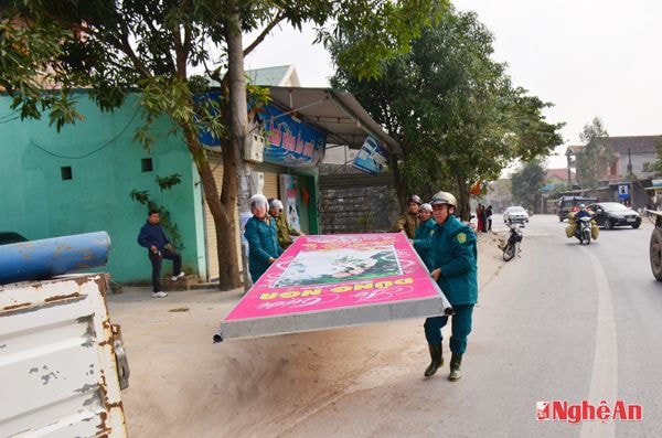 Giải tỏa vi phạm hành lang an toàn giao thông ở huyện Nam Đàn.