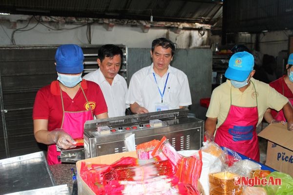 Kiểm tra an toàn thực phẩm tại cơ sở sản xuất bánh Hương Phúc (TP. Vinh).