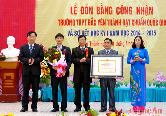 Thầy giáo Nguyễn Hoàng trao bằng công nhận cho lãnh đạo nhà trương