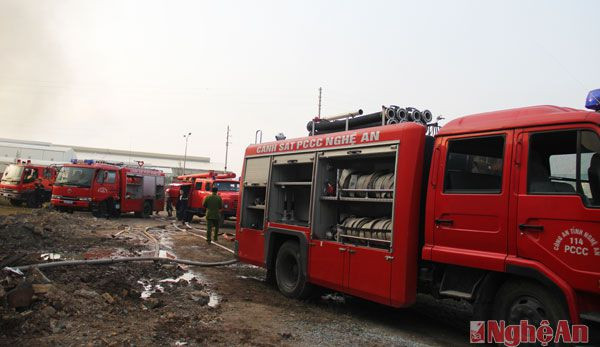 Ngay lập tức, lực lượng cảnh sát PCCC Nghệ An và công an huyện Nghi Lộc có mặt, triển khai phương án khống chế ngọn lửa.