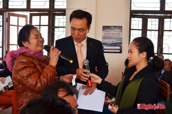 Bà con nhân dân tham gia trả lời hỏi trắc nghiệm