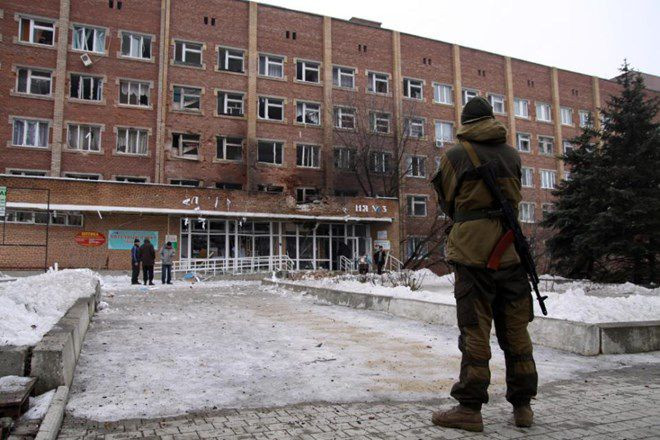 Một bệnh viện ở Donetsk bị trúng đạn pháo trong cuộc giao tranh giữa quân ly khai và quân đội Ukraine, ngày 19/1. (Nguồn: AFP)