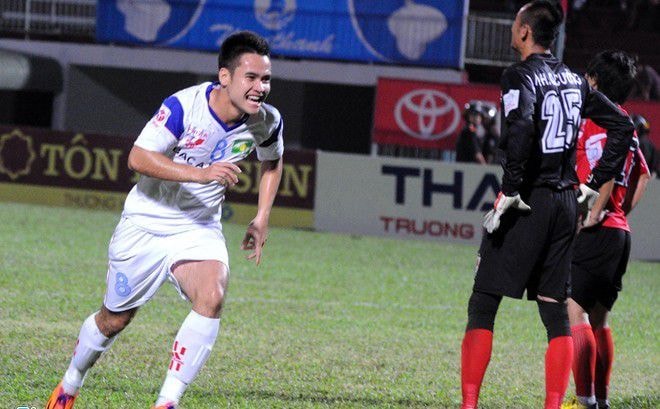 Hồ Phúc Tịnh (trái) và niềm vui sau bàn thắng đầu tiên ở V.League vào lưới ĐT.LA.
