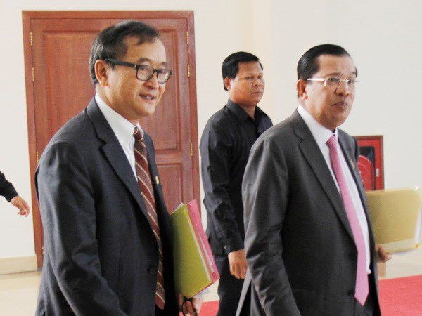 Thủ lĩnh phe đối lập CPC Sam Rainsy (trái). (Nguồn: THX/TTXVN)