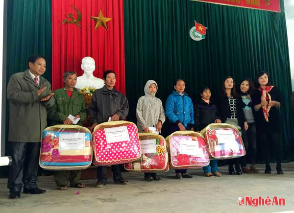 Tặng quà cho gia đình chính sách xã Nghĩa Đồng huyện Tân Kỳ