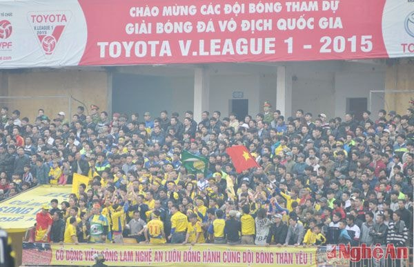 Vòng 4 V-League, các cầu thủ SLNA tiếp đón đương kim vô địch Bình Dương, cũng là sự trở về của những hảo thủ xứ Nghệ như Công Vinh, Trọng Hoàng, Văn Bình, Văn Hoàn... Khán giả đã đến kín sân Vinh trong chiều đông lạnh giá.