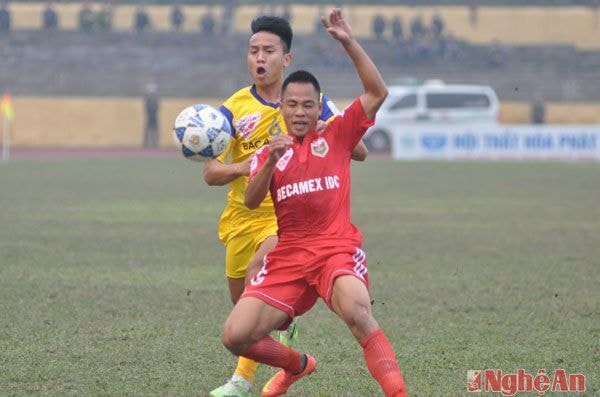 Ngay từ đầu trận đấu, các cầu thủ trẻ SLNA đã dồn lên, đẩy Bình Dương vào thế chống đỡ.