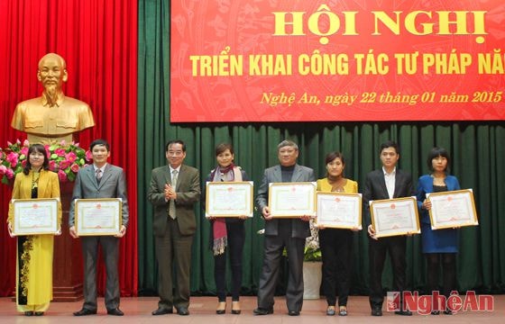 Tặng Bằng khen của Chủ tịch UBND tỉnh cho các cá nhân, tập thể
