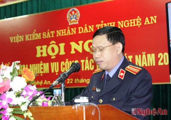 Đồng chí Tăng Ngọc Tuấn, Viện trưởng VKSND tỉnh đọc báo cáo thực hiện nhiệm vụ năm 2014